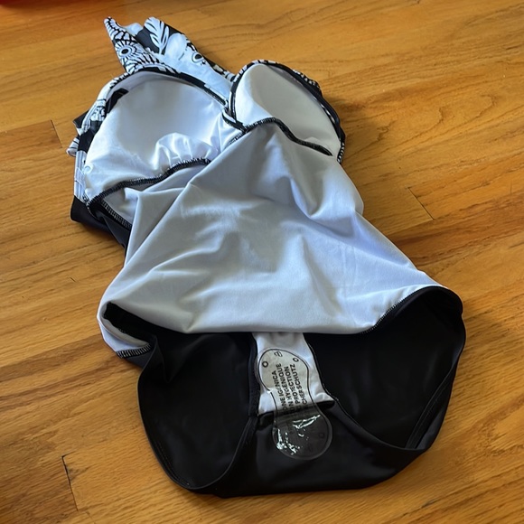 One Piece Swimming Suits - Picture 4 of 8